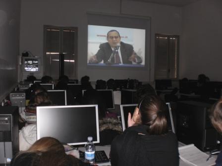 Gli studenti partecipano alla discussione in teleconferenza con Palermo.