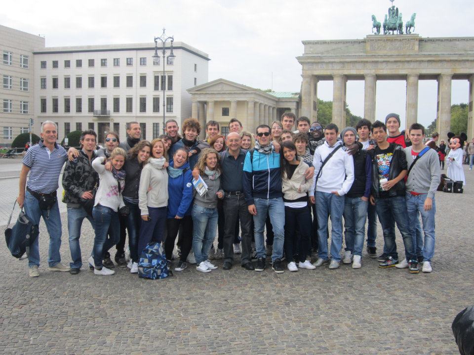 Foto di gruppo di fronte alla porta di Brandeburgo