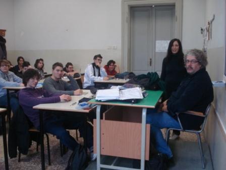 Il Prof. Braghini e la Prof.ssa Corradini in classe durante l'attività di progetto 