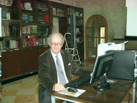 Lo scrittore Alexander McCall Smith in biblioteca